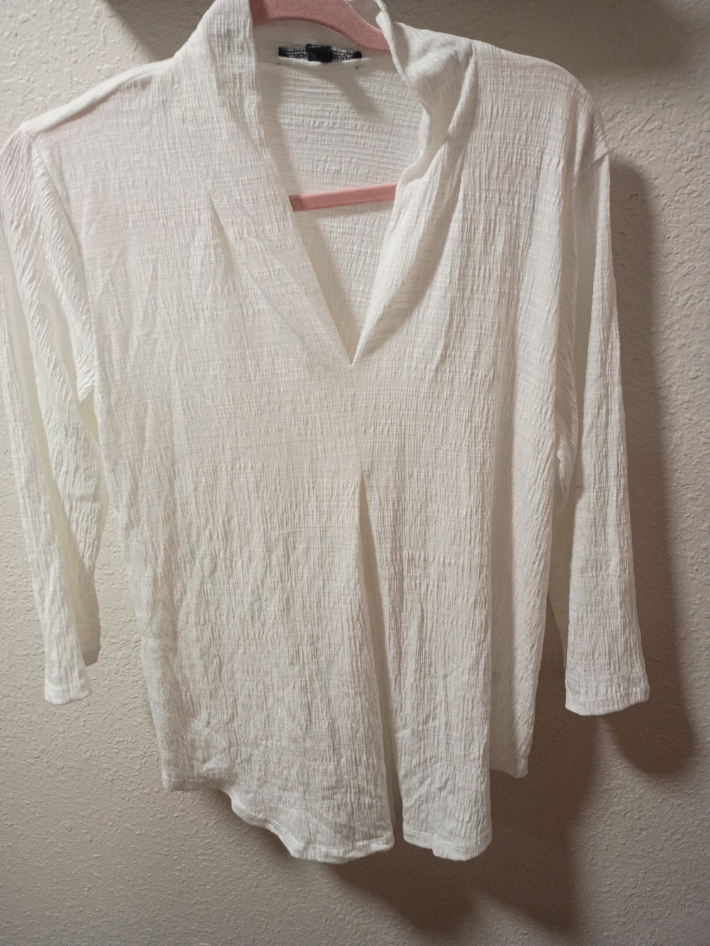 Cable & Gauge Lightweight White V-Neck Women's Top